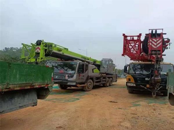 路桥区吊车租赁公司_随车起重运输车不得在斜坡上横向运